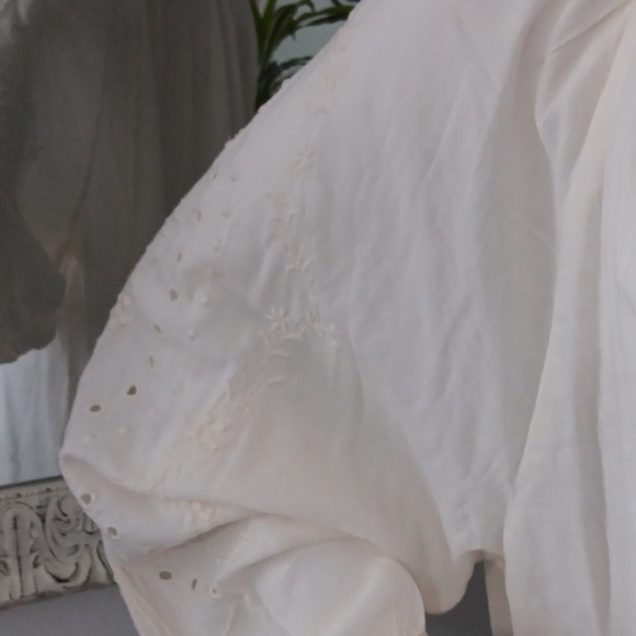 A Stylish Cream Color Blouse with Floral Design Sleeves Size XL - Picture 13 of 16